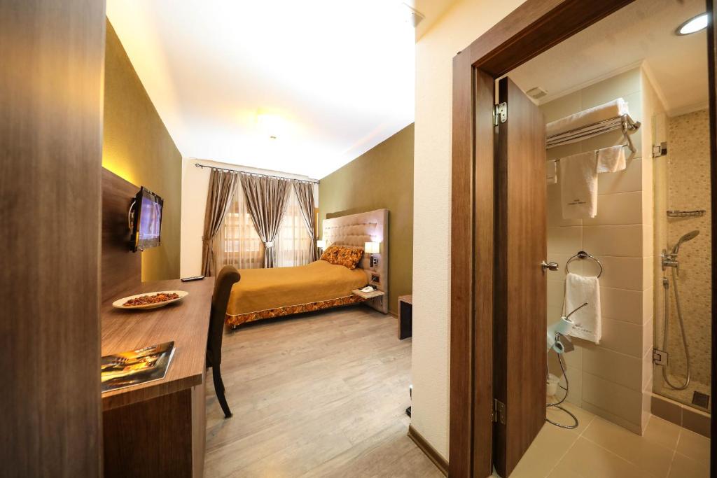 Postel nebo postele na pokoji v ubytování Hotel Çarshia e Jupave