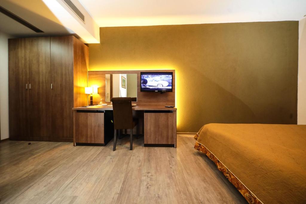 TV a/nebo společenská místnost v ubytování Hotel Çarshia e Jupave