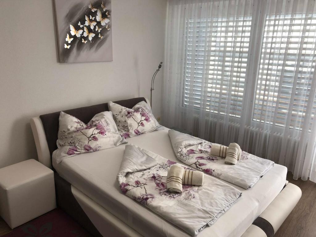 um sofá branco com almofadas num quarto em Komfortables Appartement/Garconniere in Graz für Urlaub und Geschäftsreisen em Graz