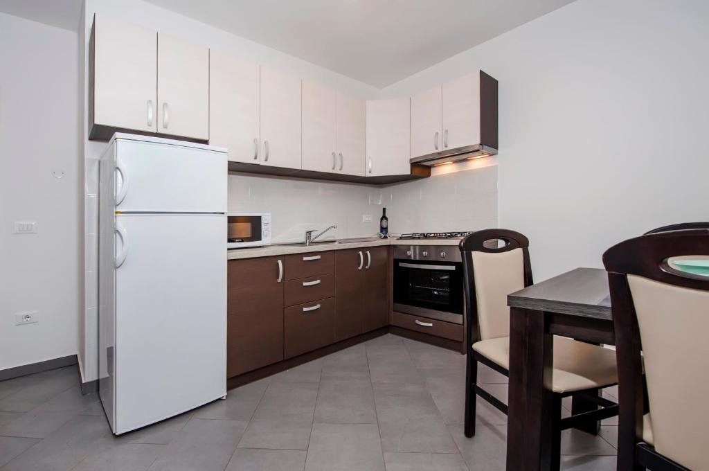Kuchnia lub aneks kuchenny w obiekcie Apartments Centener
