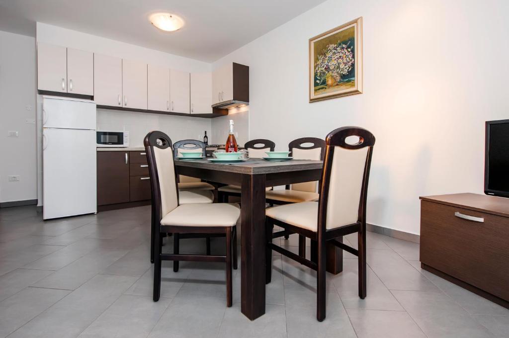 Kuchnia lub aneks kuchenny w obiekcie Apartments Centener