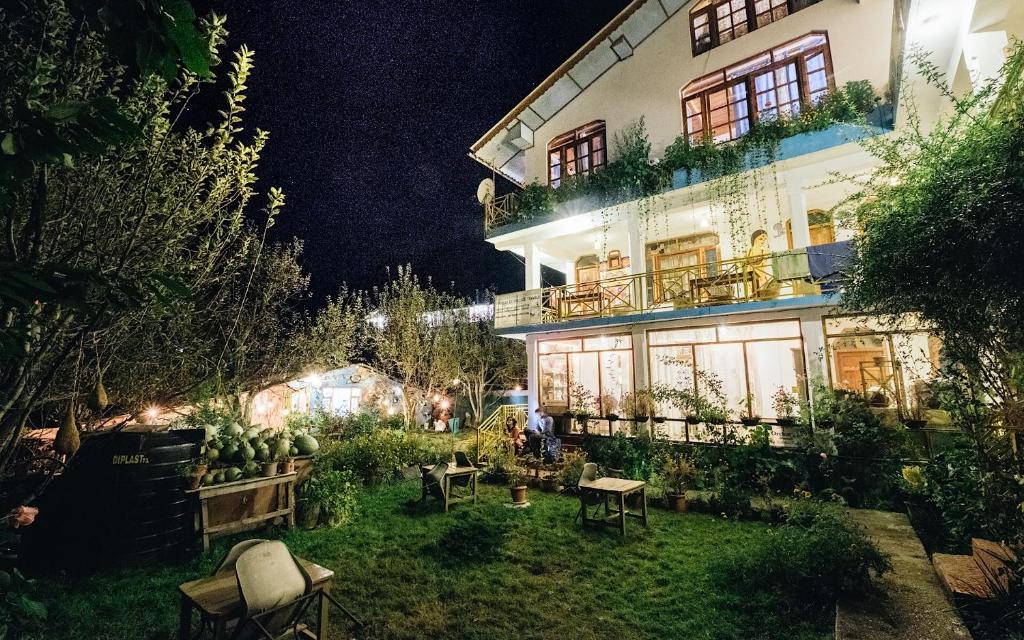 un gran edificio con un patio por la noche en Orchards House - The Hidden Tribe, en Manali