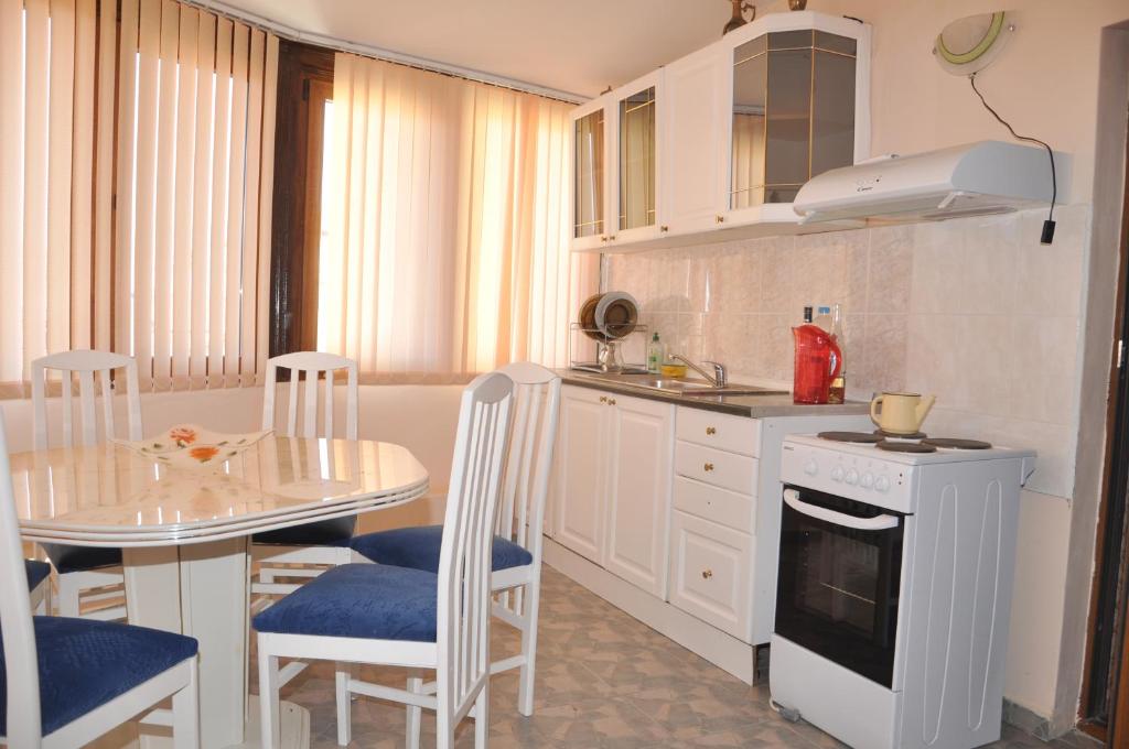 Kuchyň nebo kuchyňský kout v ubytování Guest rooms Sveti Nikola
