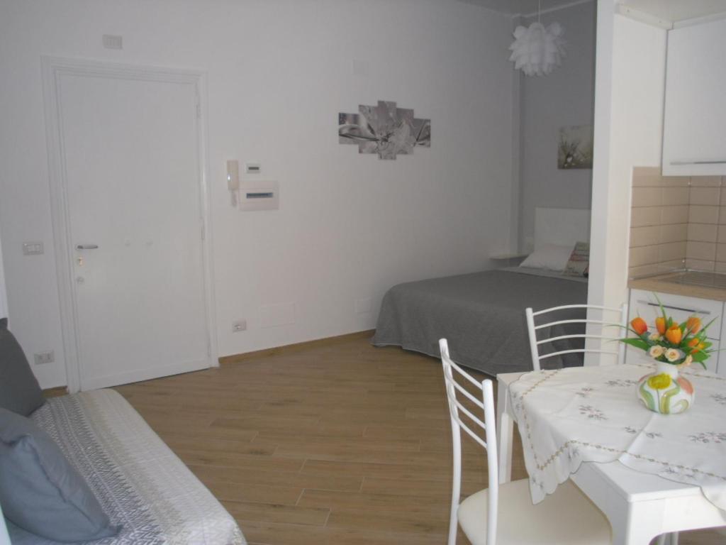 A seating area at Lovely Little Apartment in Via Aurelia