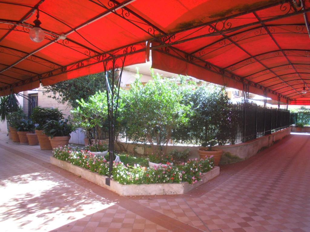 A garden outside Lovely Little Apartment in Via Aurelia