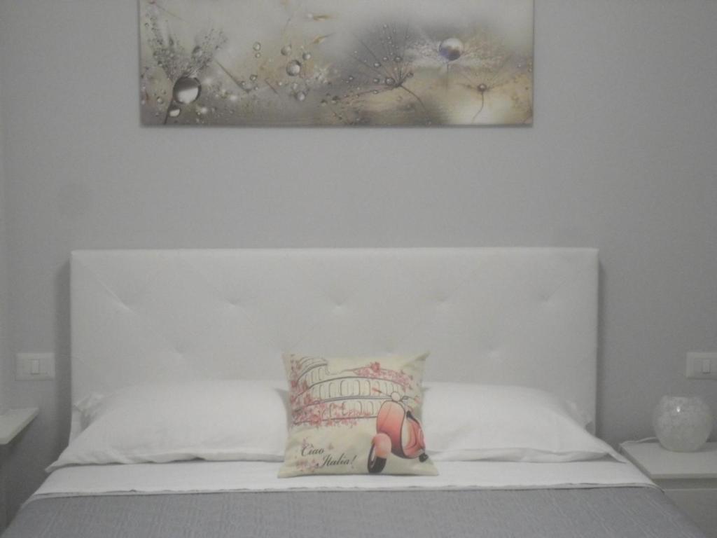 A bed or beds in a room at Lovely Little Apartment in Via Aurelia