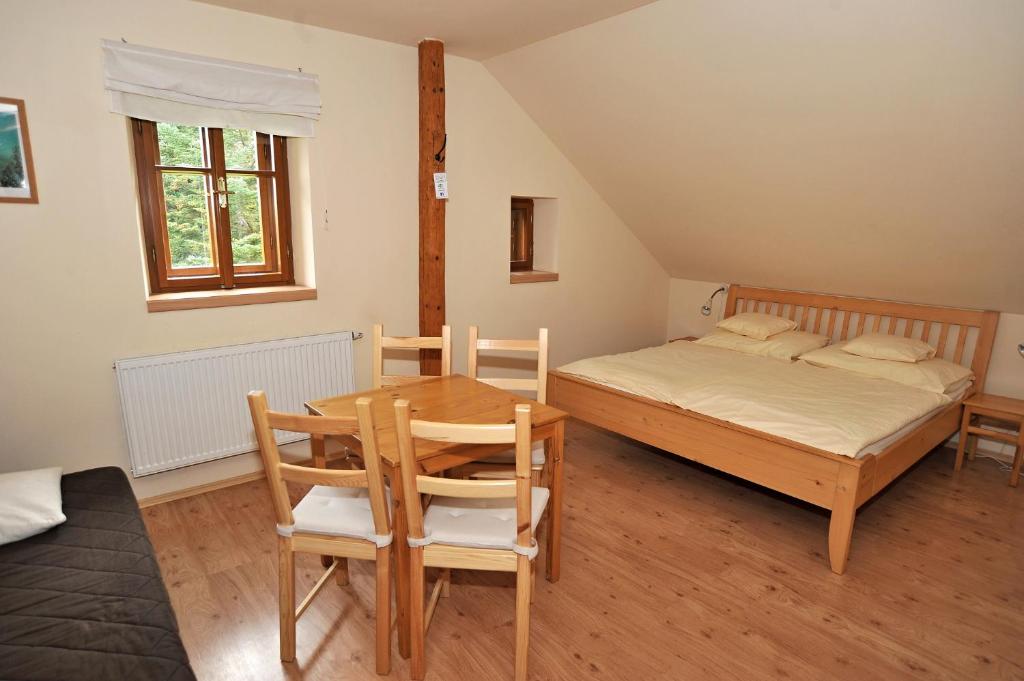 Rodinné ubytování Debrné - Three-Bedroom Apartment