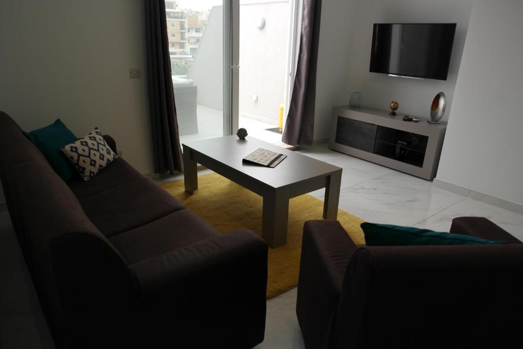 TV a/nebo společenská místnost v ubytování Marsaskala Penthouse Apartment