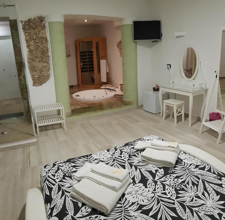 敘拉古的住宿－Il Daviduccio Suite，一间卧室配有一张大床和毛巾