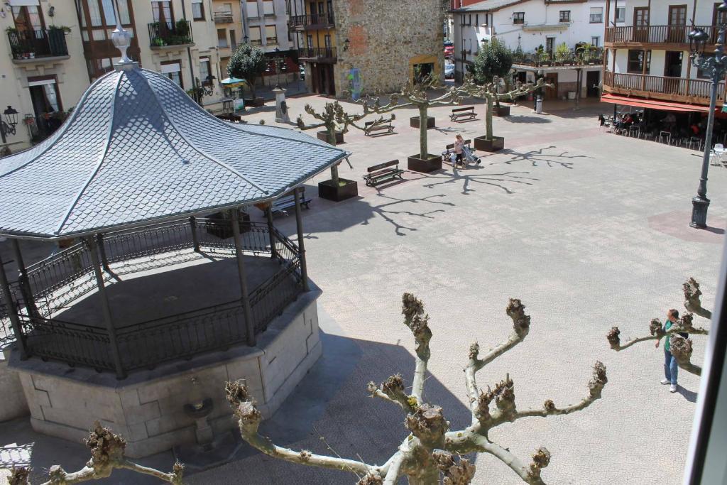 a gazebo with a blue roof in a courtyard at Crisol Plaza in Ampuero