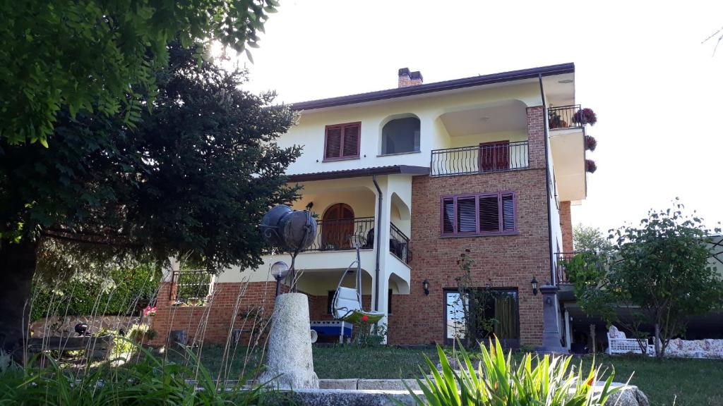 una grande casa con un mattone di Agriturismo Persichitti a Torricella Peligna