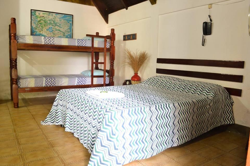 um quarto com 2 beliches num quarto em Casa Do Porto Pousada e Restaurante em Itaguaí