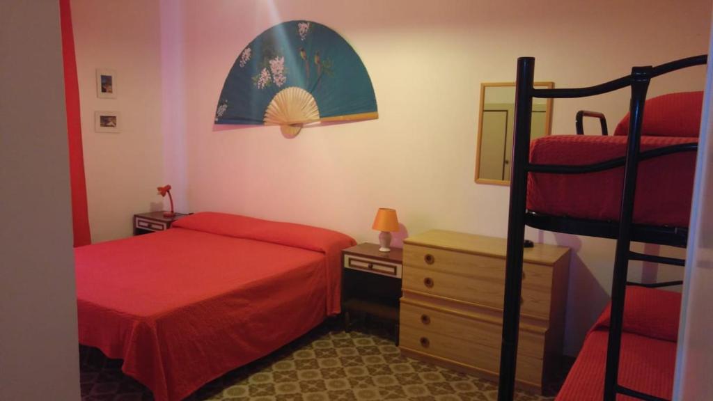 イーゾラ・ロッサにあるFronte Mareのベッドルーム1室(ベッド2台、二段ベッド1組付)