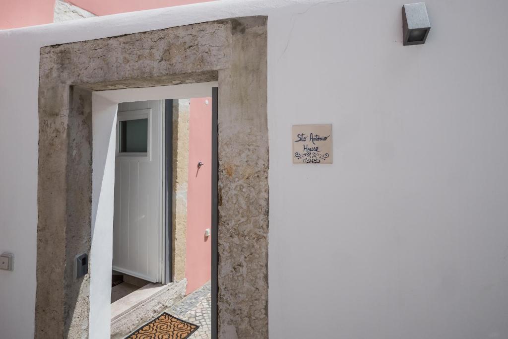 uma porta para uma sala com uma parede de pedra em Santo António House - Exclusive Apartment em Lisboa