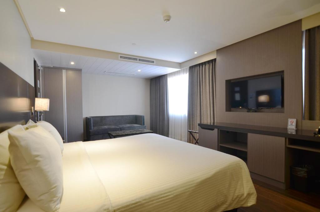 TV a/nebo společenská místnost v ubytování Pearl Garden Hotel
