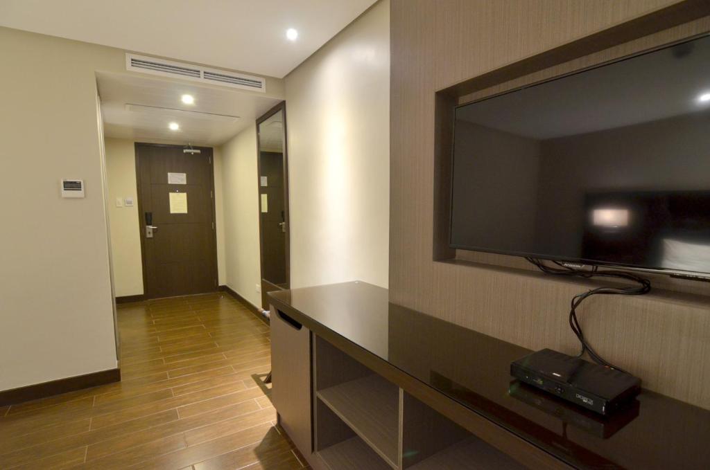 TV a/nebo společenská místnost v ubytování Pearl Garden Hotel