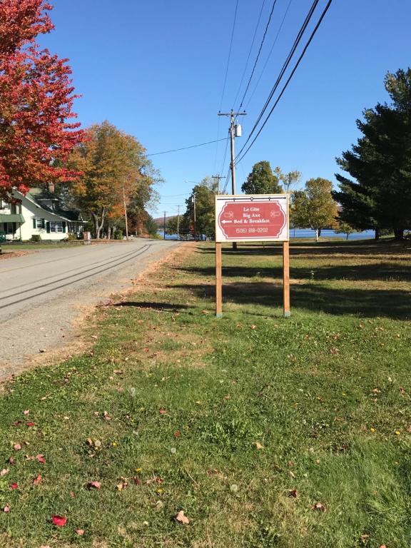 um sinal sentado ao lado de uma estrada em Big Axe Bed & Breakfast em Otis