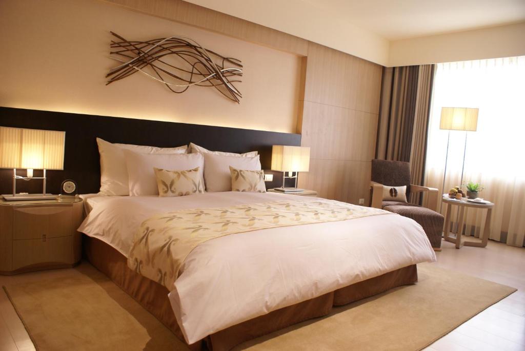 En eller flere senger på et rom på Monarch Skyline Hotel