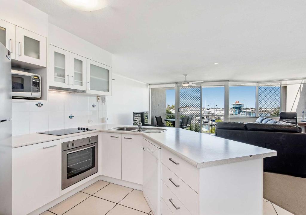Kuchyň nebo kuchyňský kout v ubytování Sailport Mooloolaba Apartments