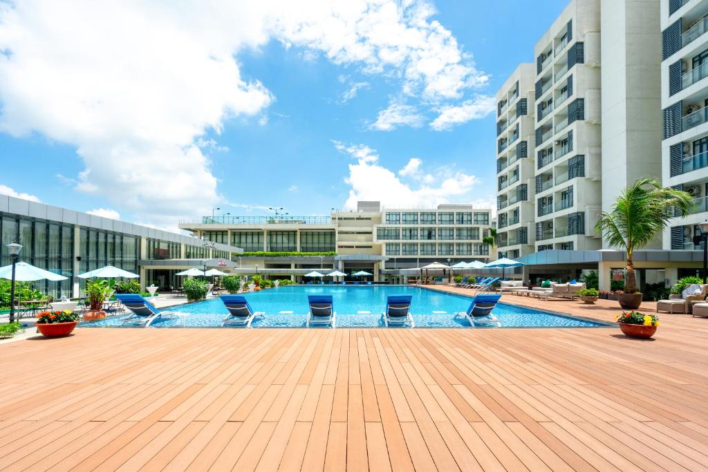 uma piscina no meio de um edifício em Becamex Hotel New City em Thu Dau Mot