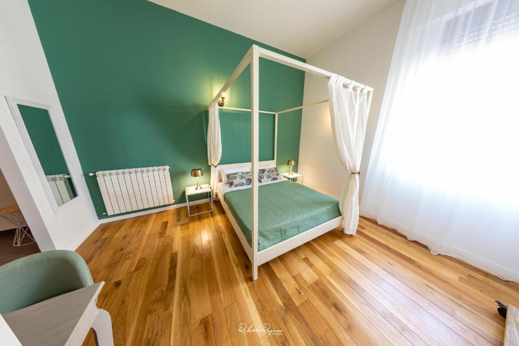 Mały pokój z zieloną sypialnią z łóżkiem w obiekcie Via Roma 315 Bed and Breakfast w mieście Palermo