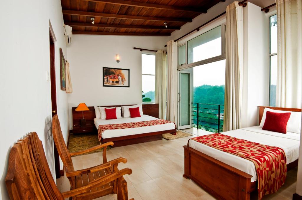 Camera con 2 letti e balcone con finestre. di Hotel See Kandy a Kandy