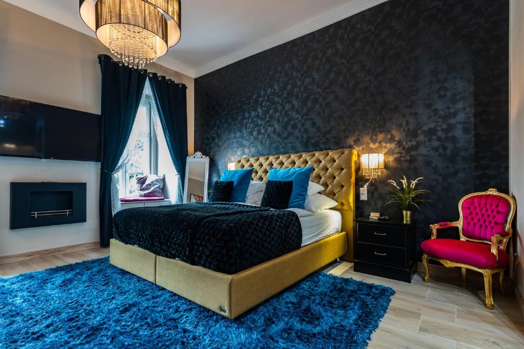 ブダペストにあるCenter of the Center, The Grand Deluxeのベッドルーム1室(大型ベッド1台、青い敷物付)