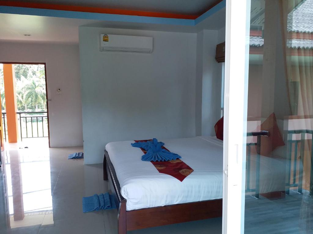 Postel nebo postele na pokoji v ubytování Tamarind Lanta Resort