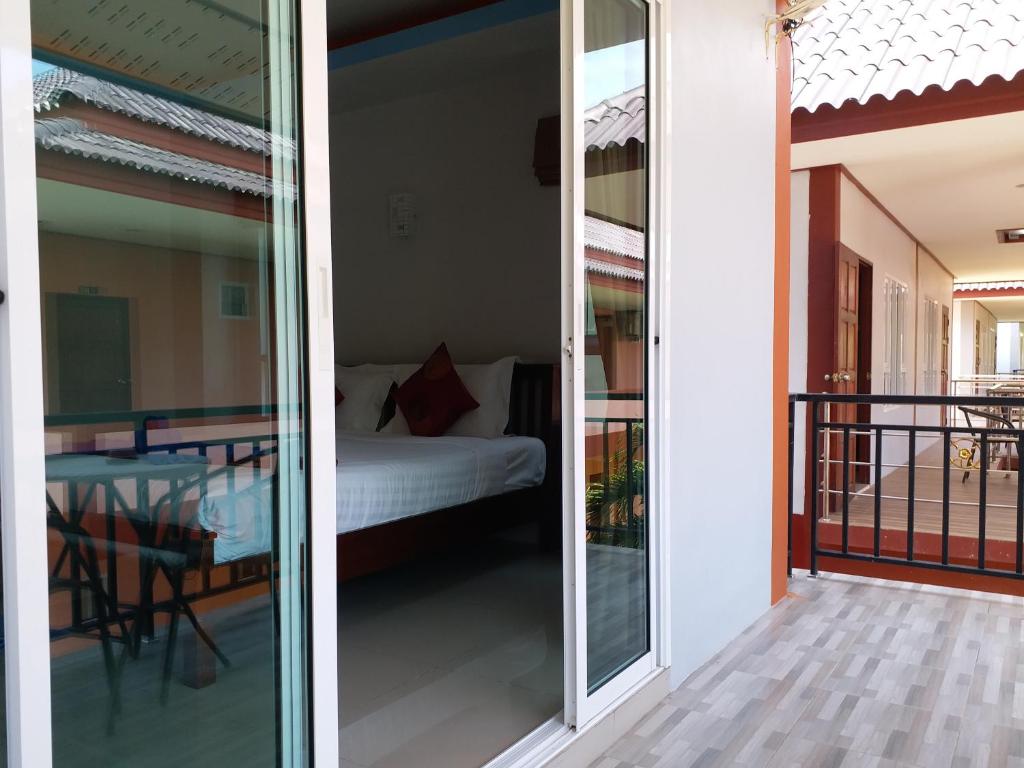 Balkón nebo terasa v ubytování Tamarind Lanta Resort