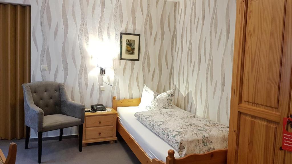Postel nebo postele na pokoji v ubytování Hotel Zum Bürgergarten