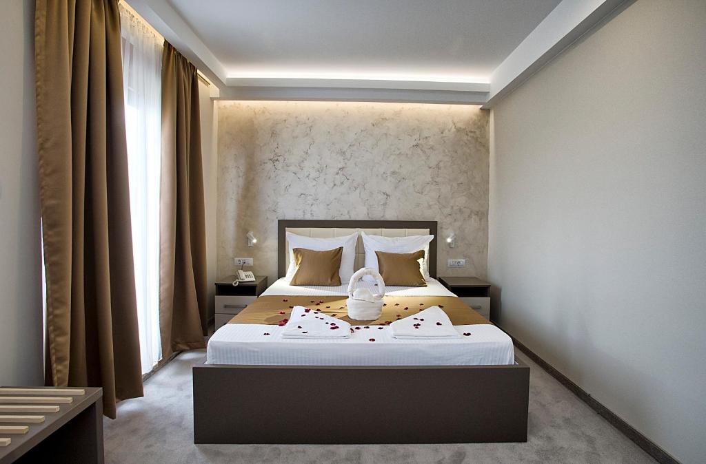 sypialnia z dużym łóżkiem w pokoju w obiekcie Hotel Fobra w mieście Podgorica