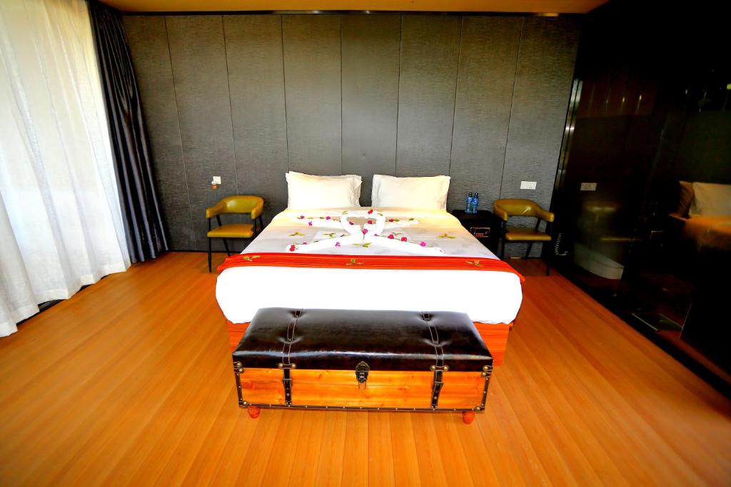 Postel nebo postele na pokoji v ubytování Jambo Mara Safari Lodge