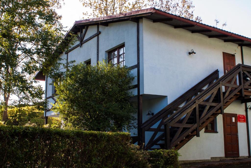 ein weißes Haus mit einer Treppe davor in der Unterkunft Terra in Třinec