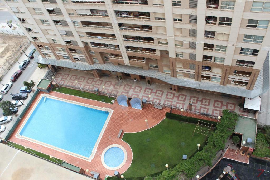 vista sul tetto di un grande edificio con piscina di Oceanográfico Apartments a Valencia