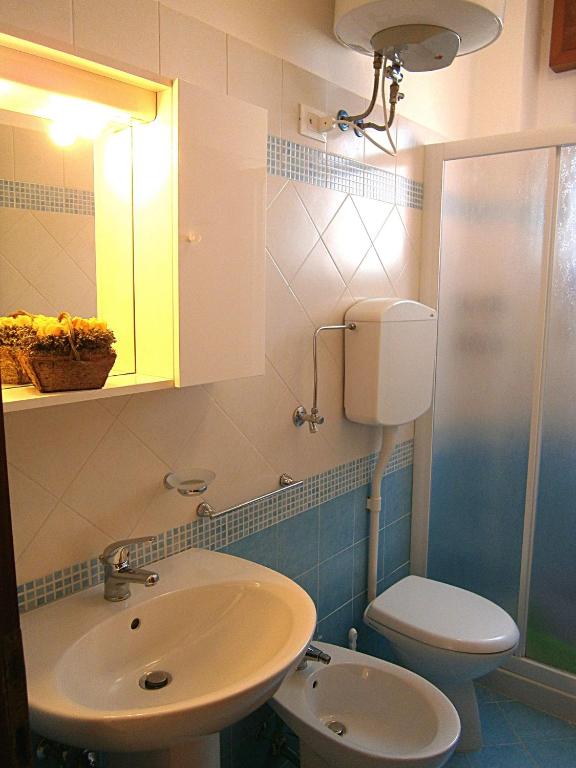 A bathroom at Castore