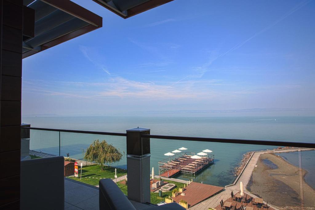 Mala Garden Design Hotel - 豪华双人房间，带阳台和壮观的湖景