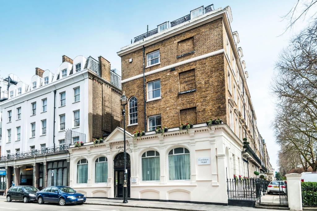 un grand bâtiment en briques au coin d'une rue dans l'établissement The Castleton Hotel, à Londres