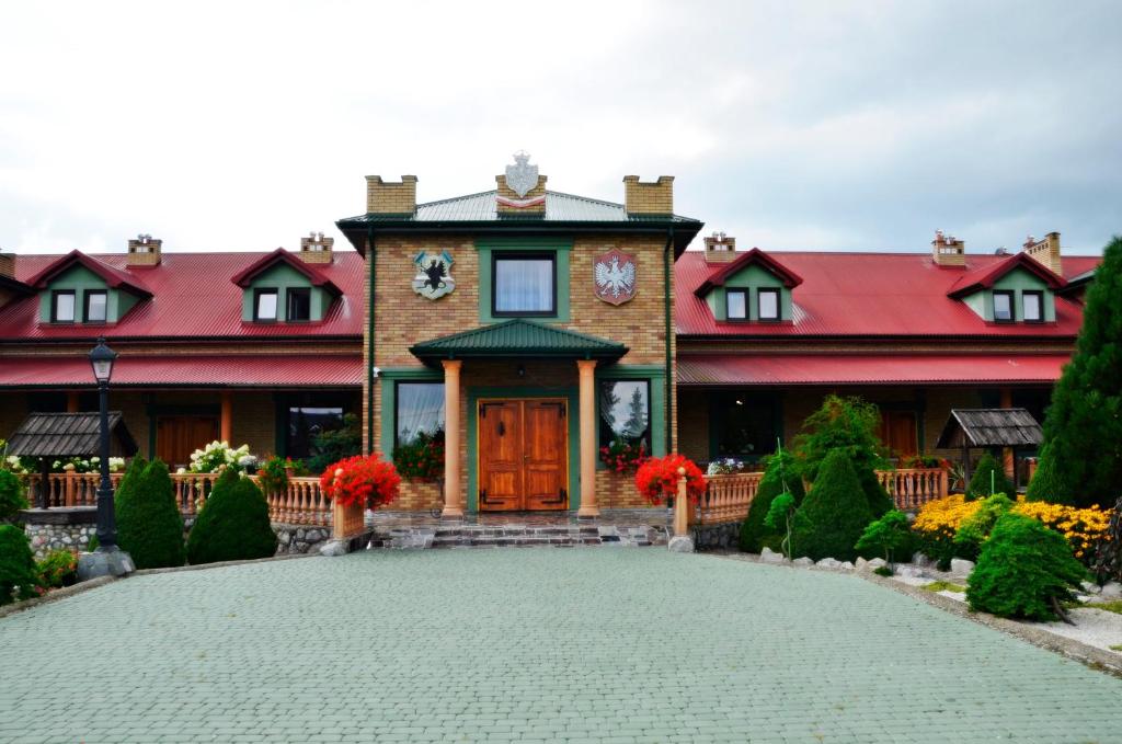 una casa con techo rojo y entrada en Zajazd Rycerski, en Kozienice