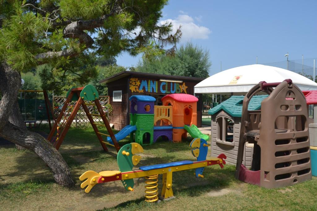 Plac zabaw dla dzieci w obiekcie Girasole Eco Family Village