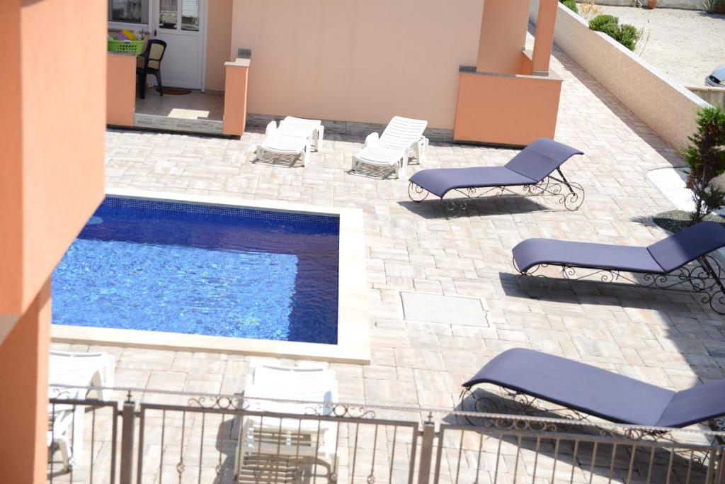 Bazén v ubytovaní Apartments Villa Lucky alebo v jeho blízkosti