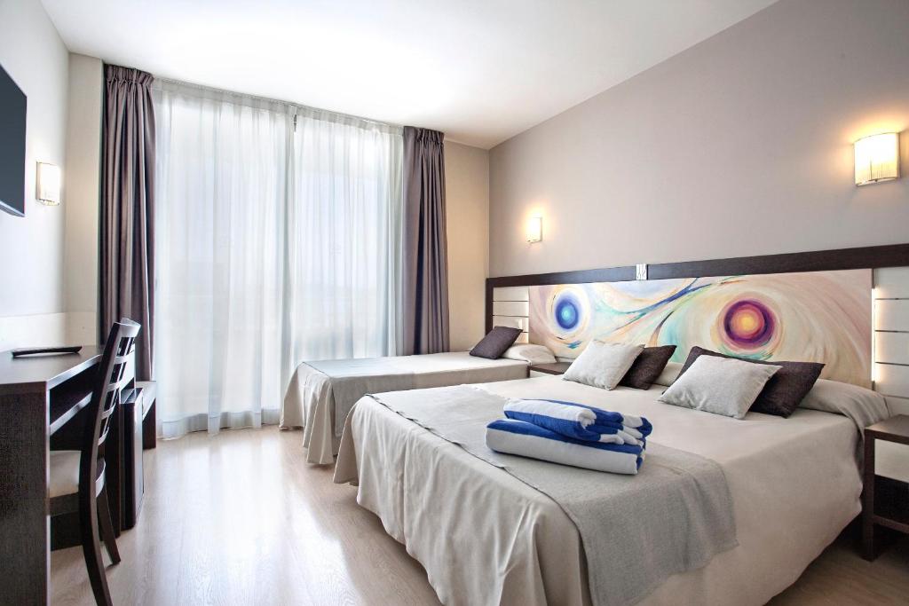 A bed or beds in a room at Hotel Indalo Park