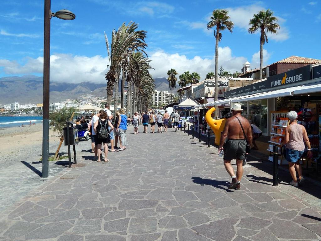 Paseo marítimo y turistas en Playa de las Américas