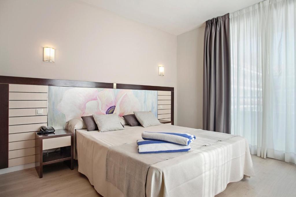 A bed or beds in a room at Hotel Indalo Park