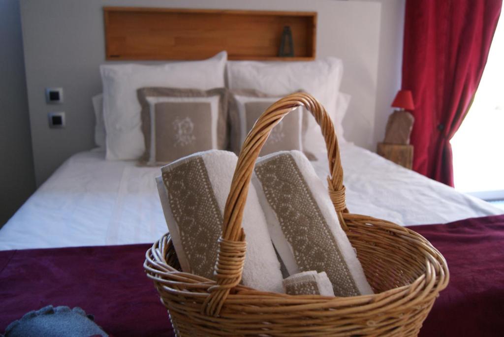 ein Korb mit Handtüchern auf einem Bett in der Unterkunft Appartement Petite Vallée in Berling
