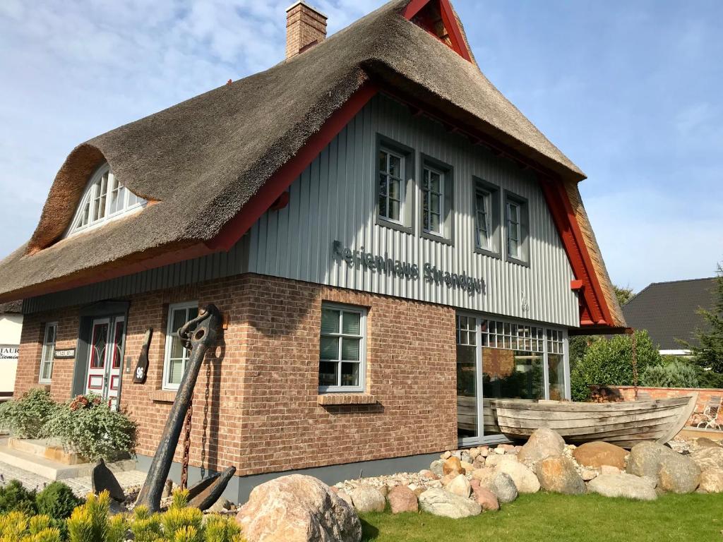 a house with a thatched roof at "Kontorhaus" by Ferienhaus Strandgut in Born