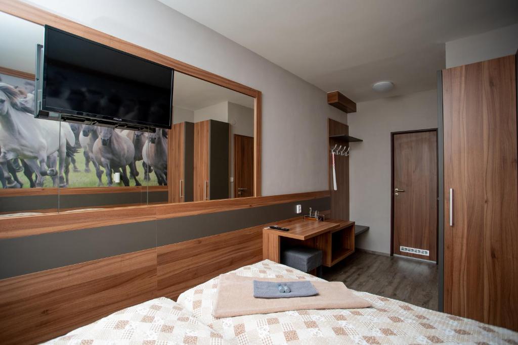 Łóżko lub łóżka w pokoju w obiekcie Hotel U koně
