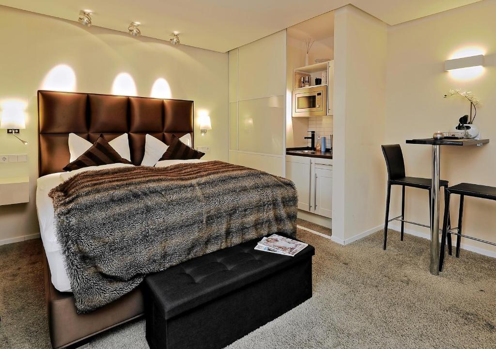 - une chambre avec un lit, une table et un bureau dans l'établissement Design Apartment nähe Düsseldorf, à Krefeld