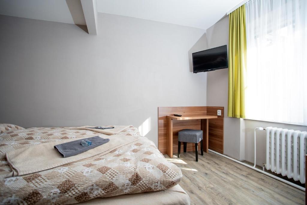 Łóżko lub łóżka w pokoju w obiekcie Hotel U koně