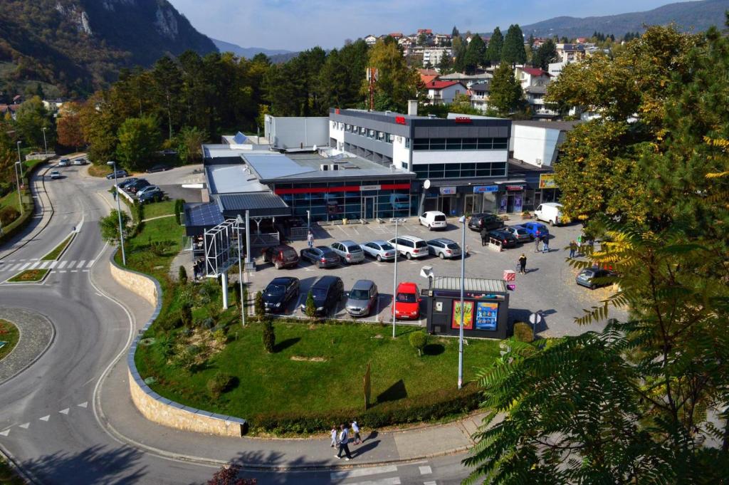 un edificio con coches estacionados en un estacionamiento en Hotel Turist 98, en Jajce