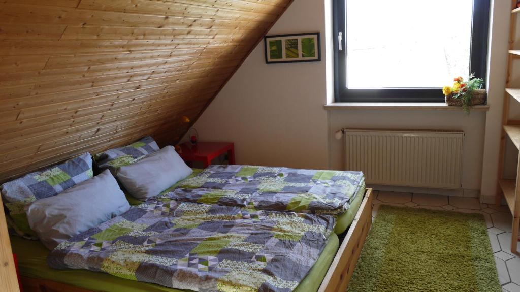 Säng eller sängar i ett rum på Helle Ferienwohnung im Loft-Charakter